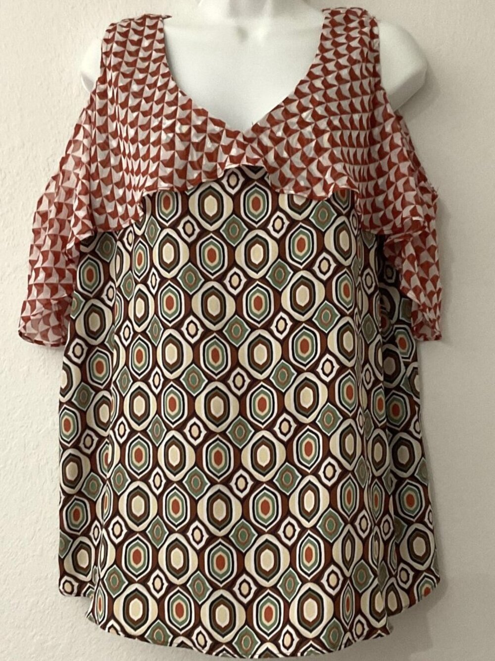 NWOT Cold Shoulder Geometric Mod Print Ruffle Top Size XL NEW